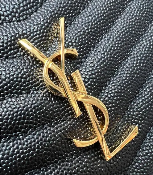 Мини-сумка Saint Laurent Lou из стеганой кожи Grain De Poudre с тиснением, чёрный