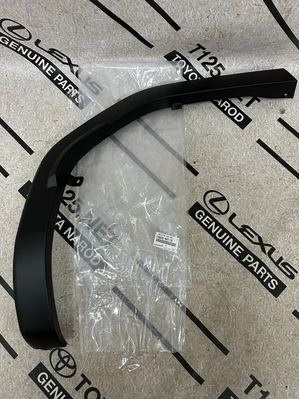 Накладка крыла заднего правого LC250 TOYOTA 7560560170