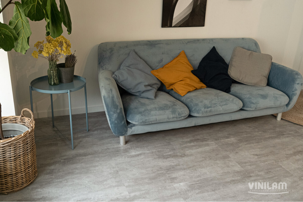 Кварцвиниловая плитка CERAMO VINILAM STONE Цемент Светлый 71614 G - Магазин напольных покрытий в Екатеринбурге. MAXI ПОЛ