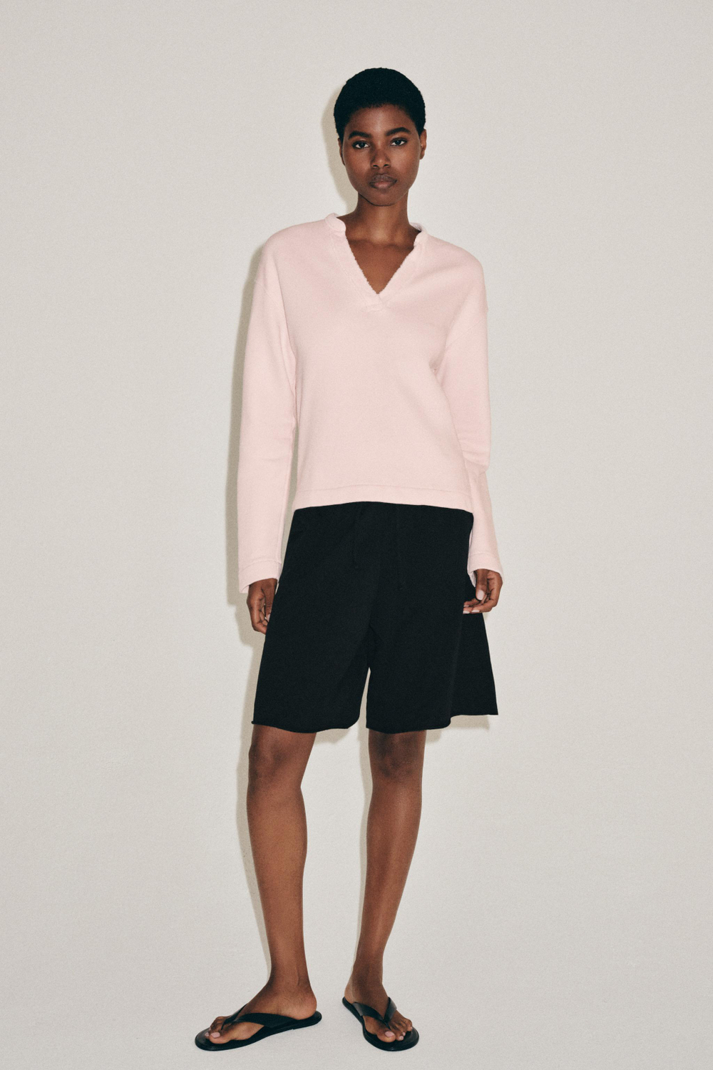 ХЛОПКОВАЯ ТОЛСТОВКА С V-ОБРАЗНЫМ ВЫРЕЗОМ — ZARA