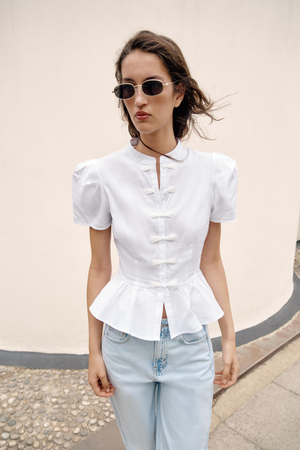 РУБАШКА С ДЕКОРАТИВНЫМИ ПЕТЛЯМИ И БАСКОЙ — ZARA