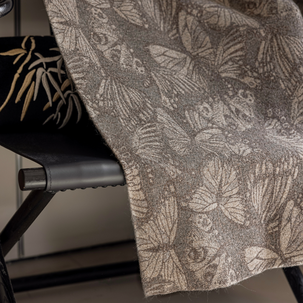 Шерстяная портьерная ткань «Botanical Shadow» — натуральная шерсть с крупным растительным узором для штор от пола до потолка