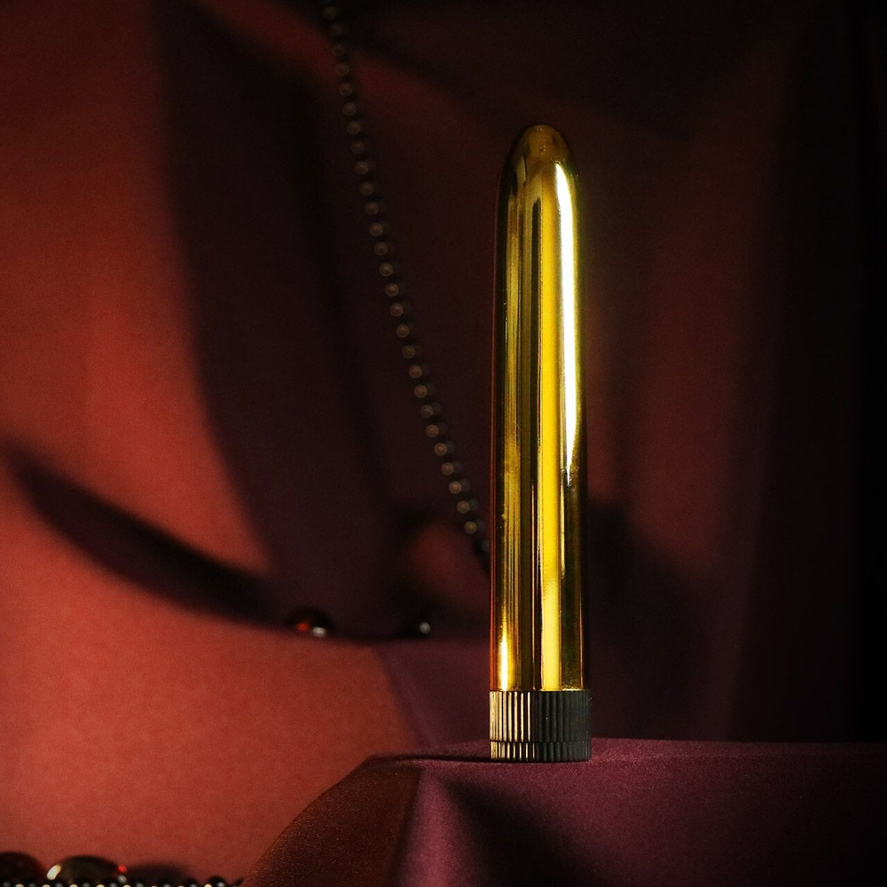Гладкий классический вибромассажер «Vibrator Gold» золотой - 17 см