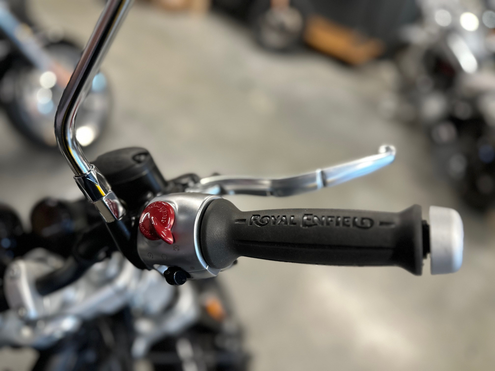 Royal Enfield Super Meteor 650 Astral Black (Base)
