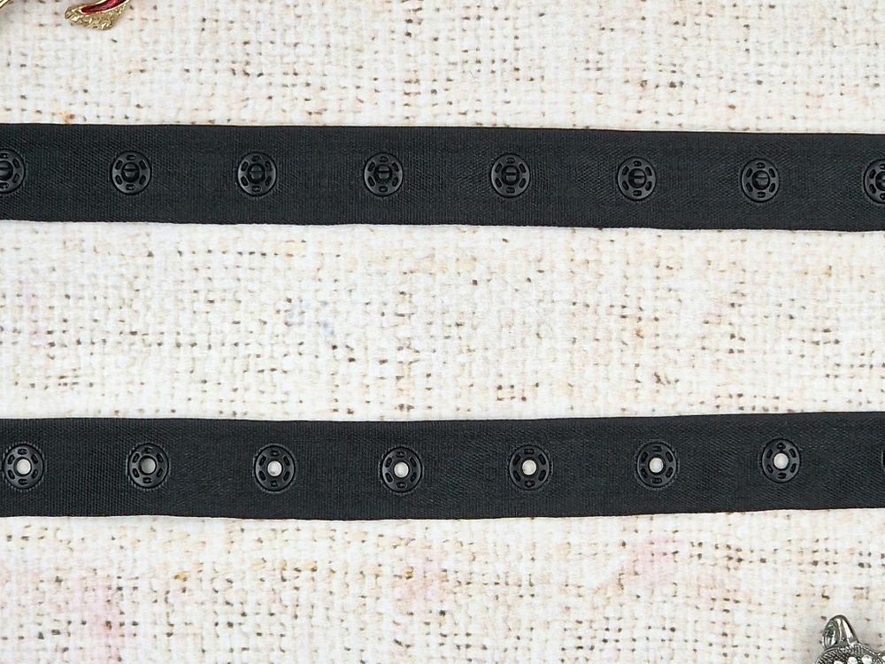 Кнопки пластиковые на ленте, d 0,8 см, шаг 2,5 см, ш. 1,8 см, чёрный