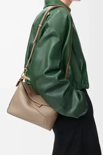 Loewe Маленькая сумка Puzzle Edge из мягкой зернистой телячьей кожи, песочный