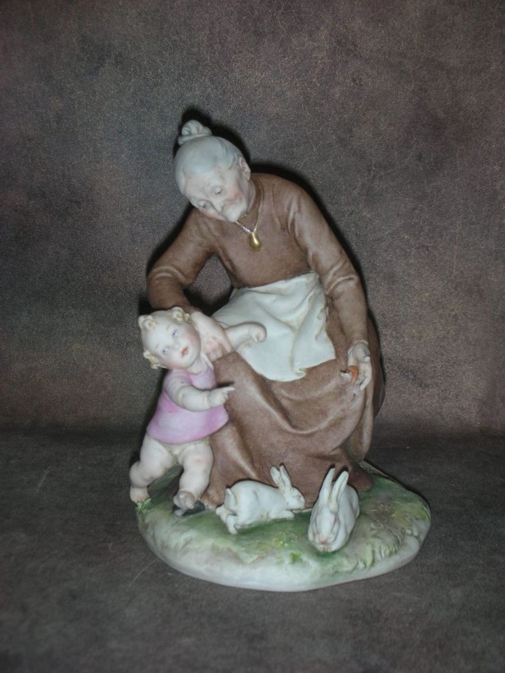 Статуэтка. Фарфор. Бабушка и малышка. Capodimonte. Италия