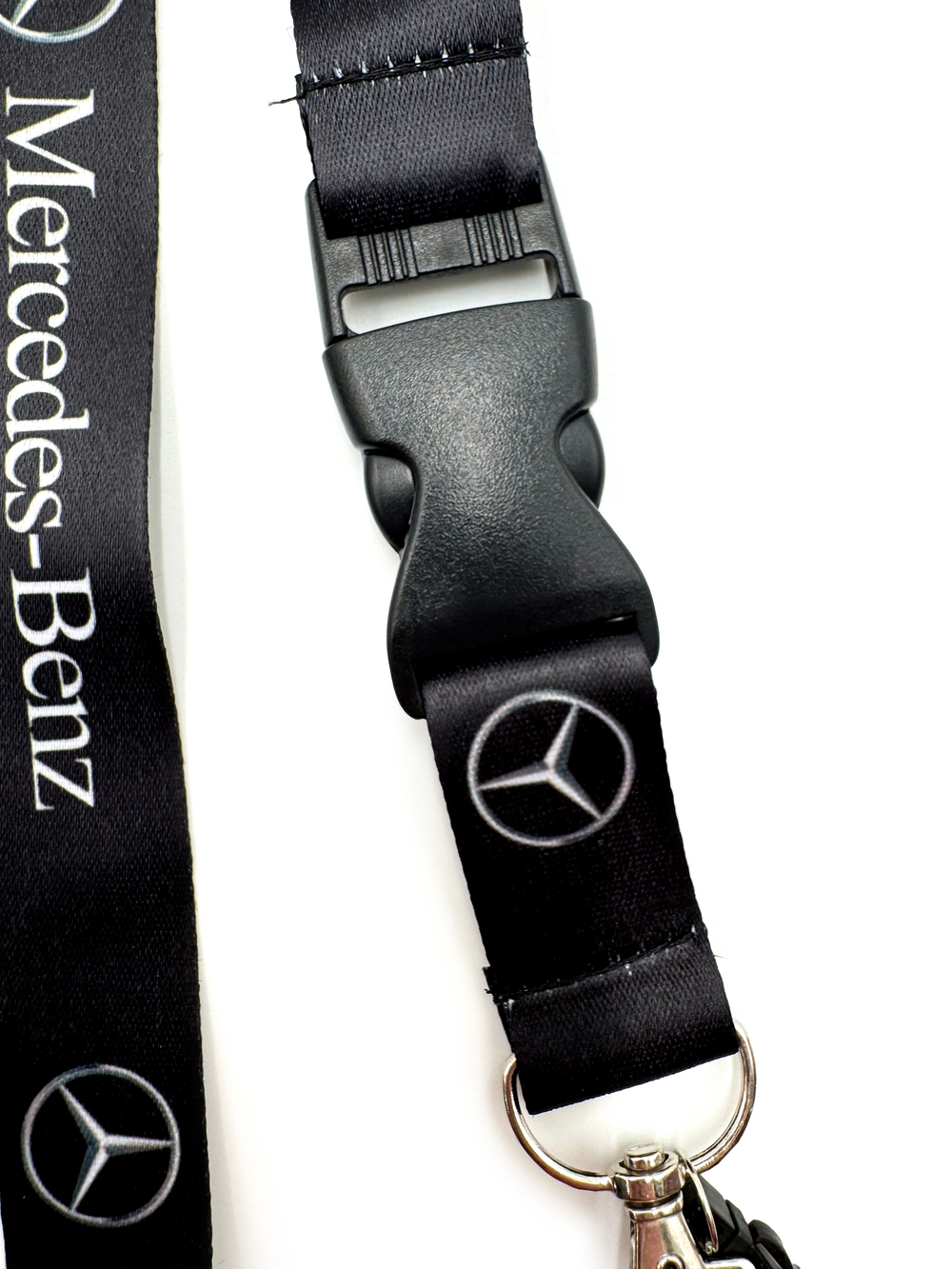 Шнурок на шею Mercedes-Benz (Мерседес-Бенц). Ланъярд для ключей, бейджа, телефона. Черный цвет с белым лого.
