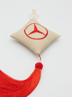 Ромб объемный на присоске MERCEDES (экокожа, бежевый, красная вышивка, кисть)