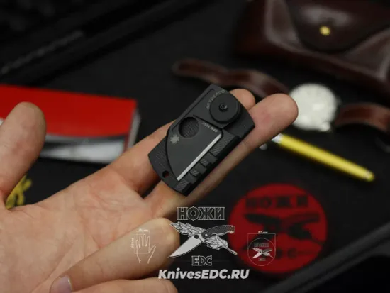 Складной нож Spyderco Dog Tag 188CFBBKP c клинком из стали CPM-S30V, рукоять карбон