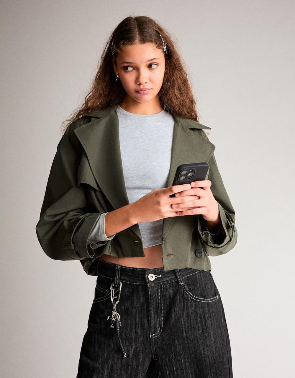 BERSHKA Короткая куртка-тренч с воздушным эффектом, хаки