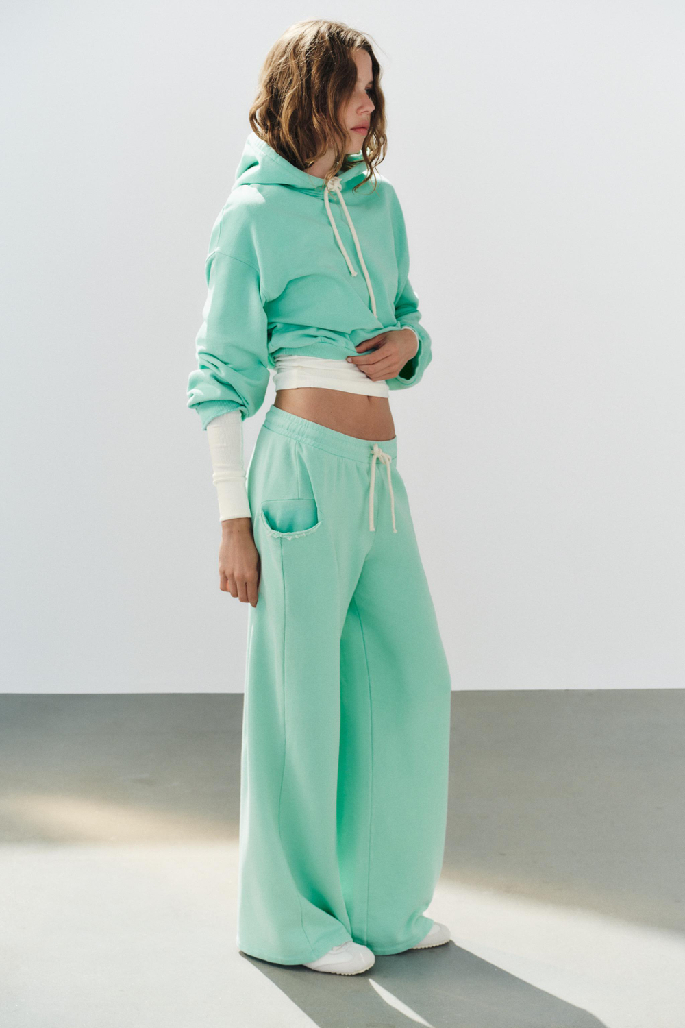 УКОРОЧЕННАЯ ТОЛСТОВКА ФЛУОРЕСЦЕНТНОГО ЦВЕТА — ZARA