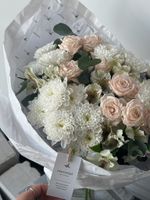 Букет из кустовых пионовивидных роз, хризантемы, альстромерии и эвкалипта