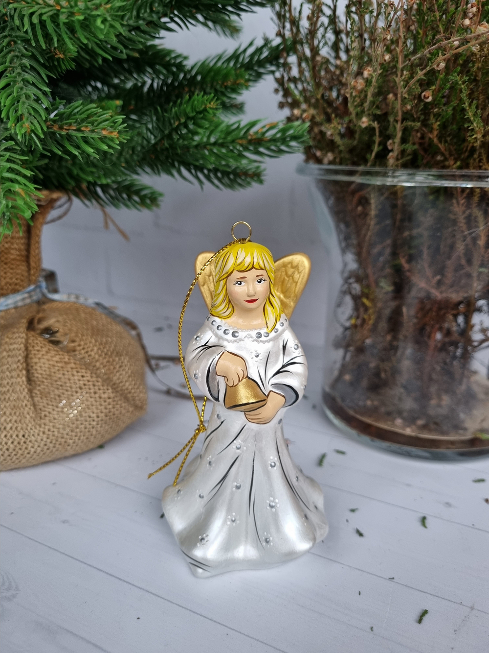 Ангел с колокольчиком ёлочная игрушка из фарфора