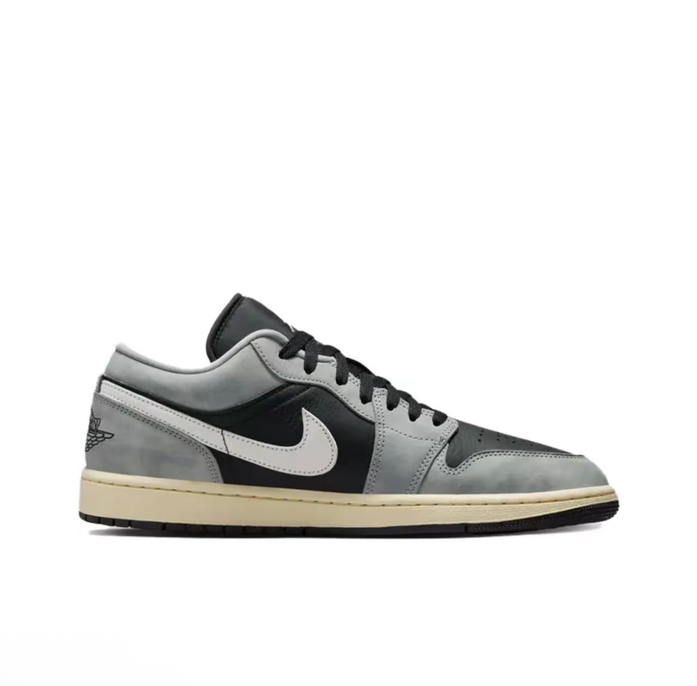 alt="Белый логотип Swoosh на Air Jordan 1 Low Light Smoke Grey"