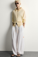 БРЮКИ RELAXED FIT ИЗ СТРУЯЩЕЙСЯ ТКАНИ — ZARA · 7446/306