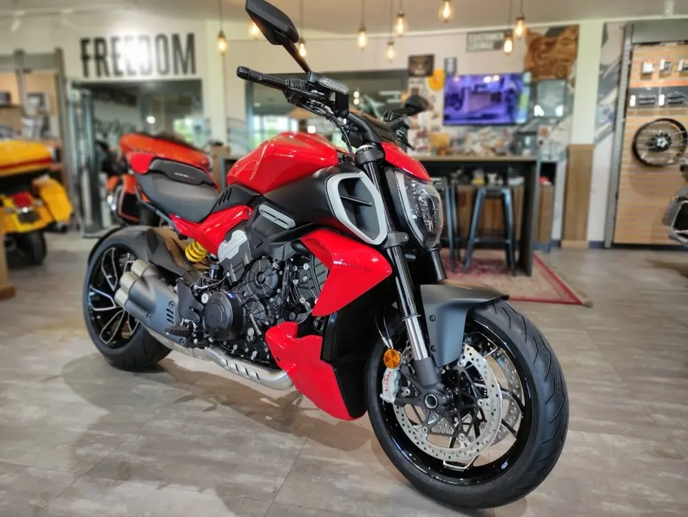 Ducati Diavel V4 (2023) RED