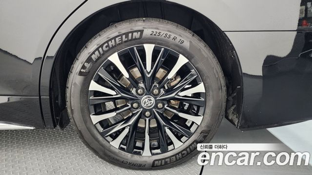 Toyota Alphard 2.5 HEV Executive AWD — 2024