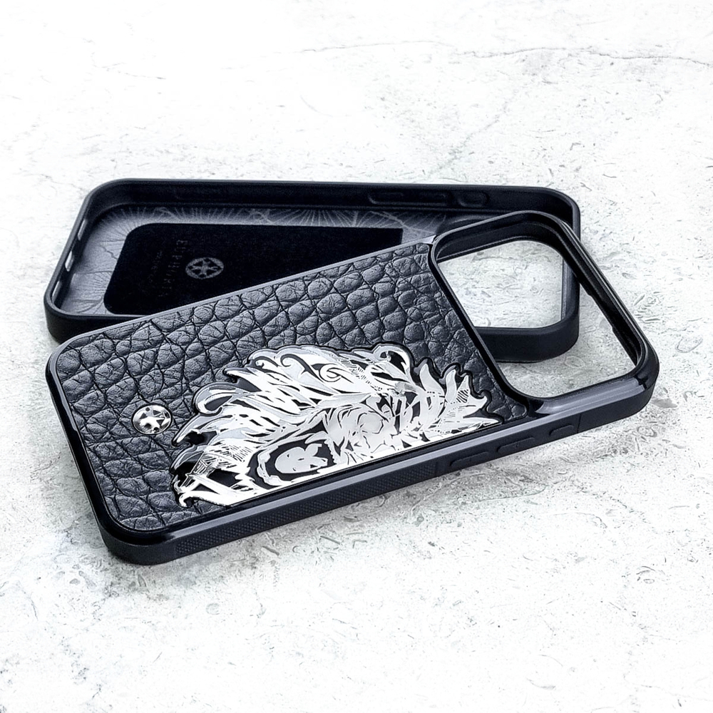 Чехол iPhone 18 Pro Euphoria HM Premium Noble Lion MiniCROC разобранный на светлом бетоне с каплями воды — чёрный глянцевый силиконовый бампер внутренней стороной вверх тиснёный лев с гривой надпись EUPHORIA бархатная отделка рёбра противоскольжения вырез камеры логотип Euphoria мальтийский крест — задняя панель натуральная кожа MiniCROC крокодил крупные бугры Италия крупный серебряный металлический рельефный лев рычащая пасть грива шильд Euphoria конструкция чехла качество