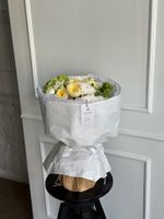 Букет сборный из кустовых пионовидных роз, хризантемы, гортензии и лизиантуса