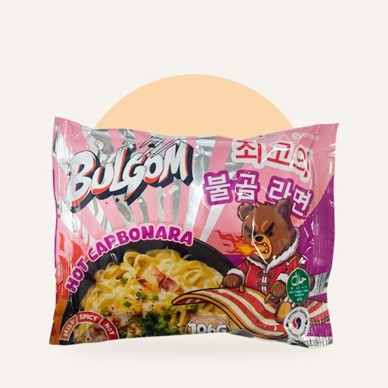 Лапша BULGOM Hot Carbonara 106 г — упаковка на фирменном фоне OH MY GEEK