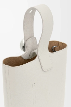 Loewe Мини-сумка-ведро Pebble из мягкой зернистой телячьей кожи, белый