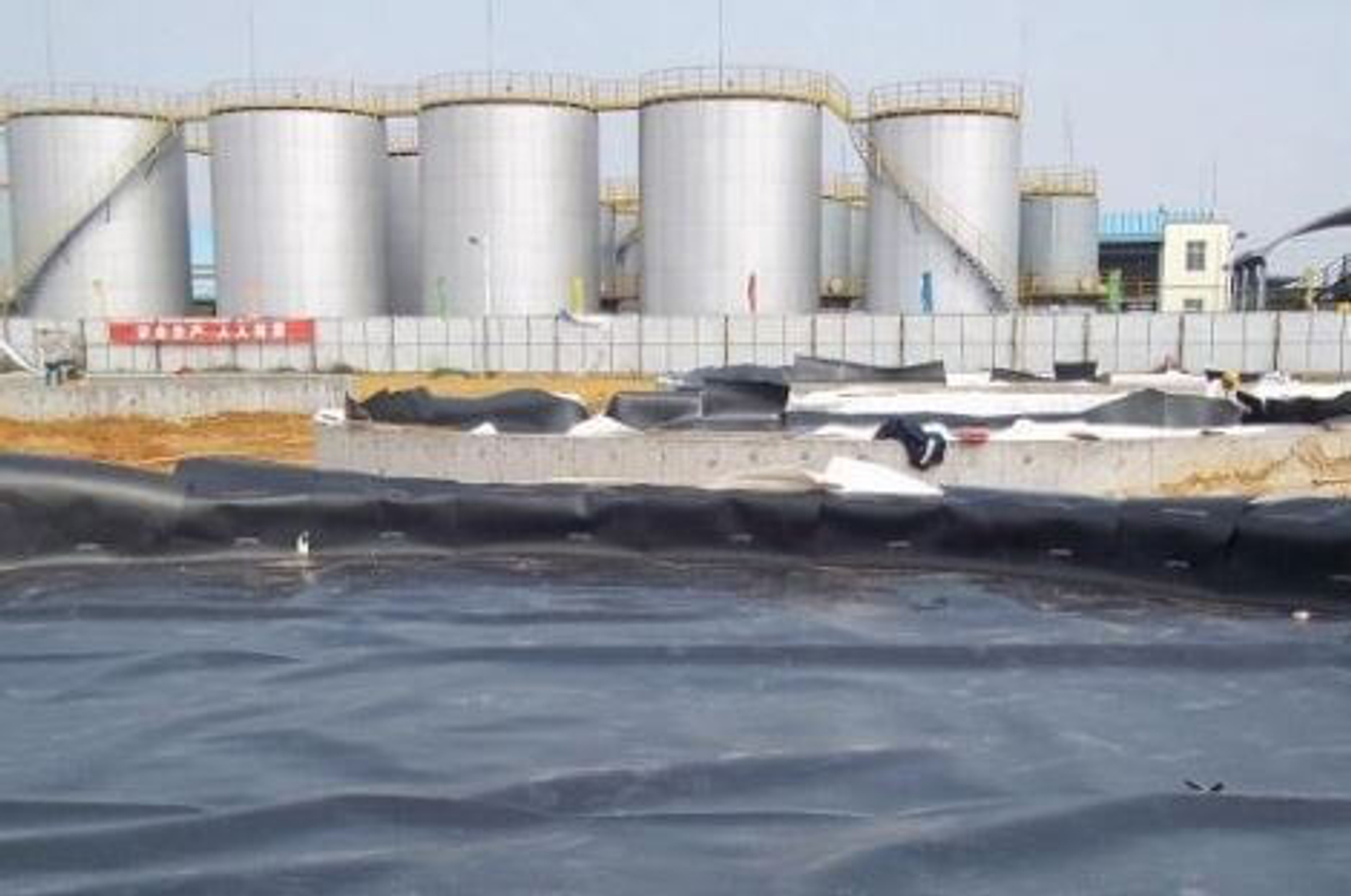 Oil Depot Anti-seepage Project in Oman — геомембраны и геотекстиль для защиты резервуаров