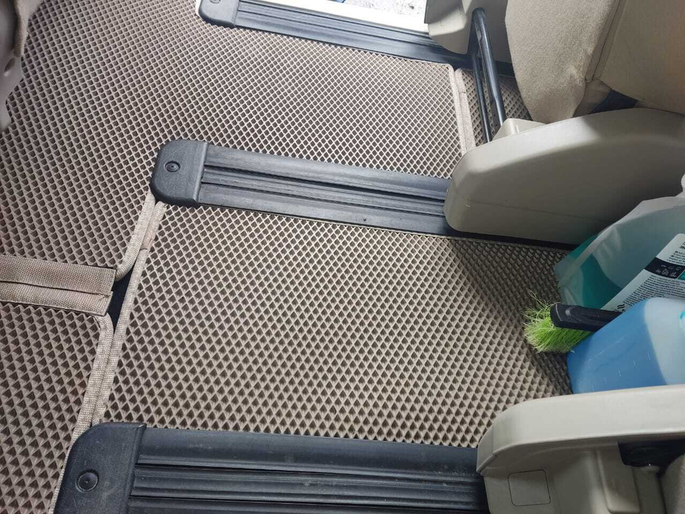 Автоковрики для Mitsubishi Delica D5, ПРАВЫЙ РУЛЬ. Второй ряд - КАПИТАНСКИЕ СИДЕНЬЯ. (2007-2019)