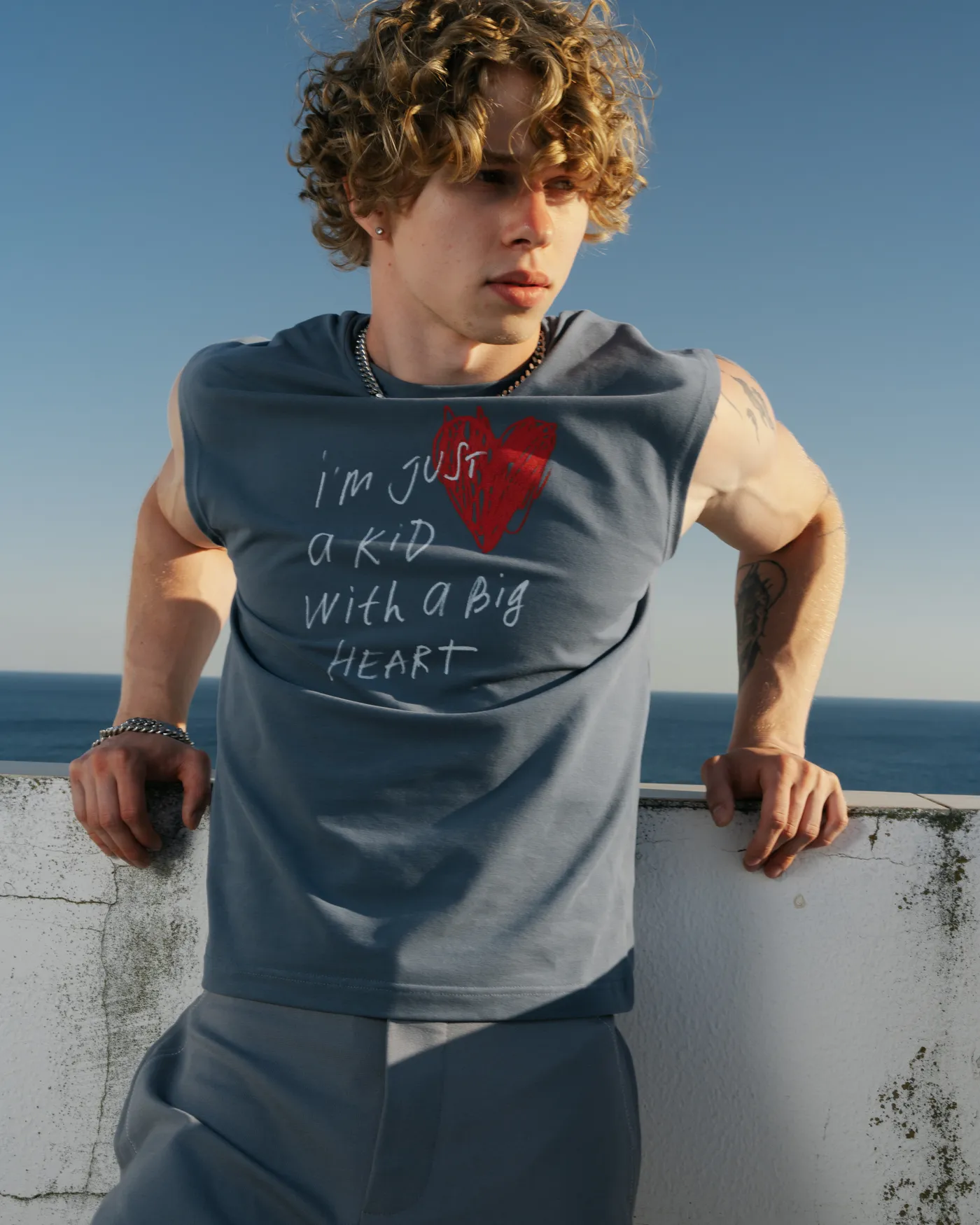 Серая футболка без рукавов "I'm just a kid"