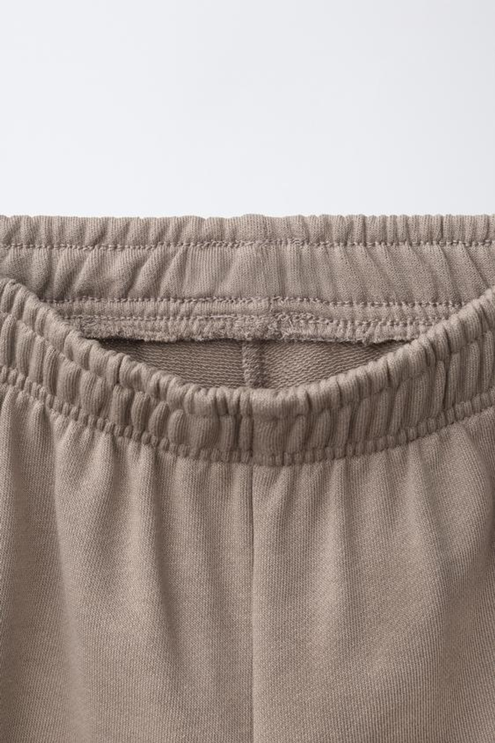 ZARA КОМПЛЕКТ ИЗ ФУТБОЛКИ И ШОРТОВ С ЛАМПАСАМИ, БЕЖЕВЫЙ