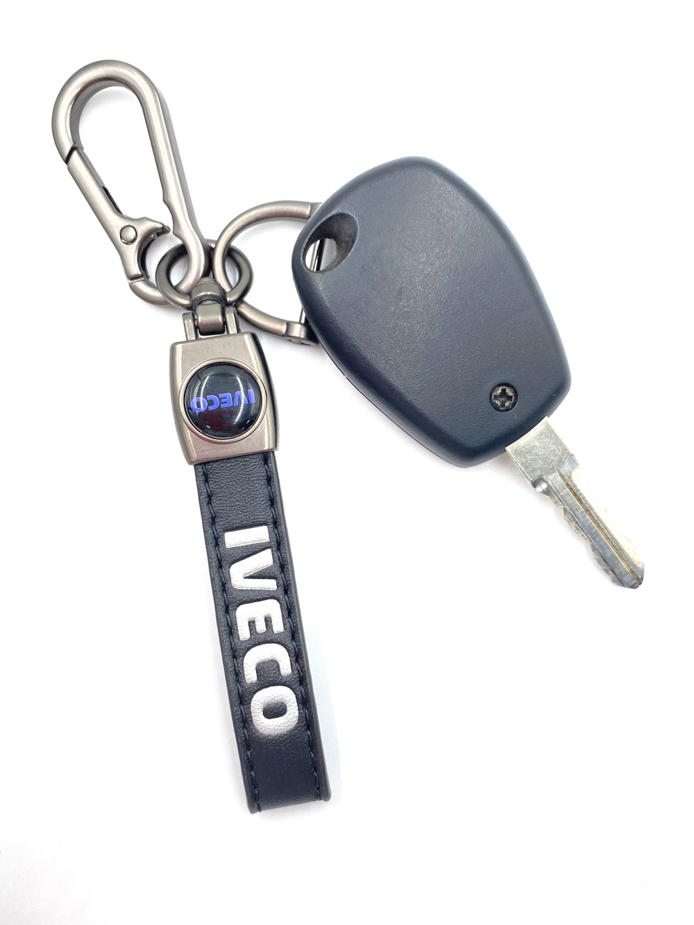 Брелок для ключей кожаный с эмблемой Iveco (кожзам, белая надпись)