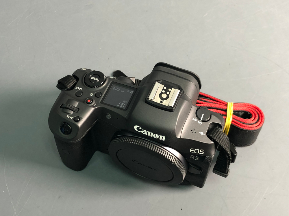 Canon EOS R5(пробег 2000 кадров)