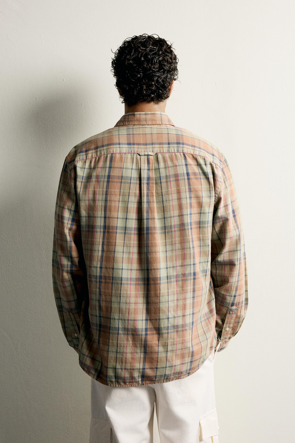РУБАШКА REGULAR FIT В КЛЕТКУ — ZARA · 1063/447