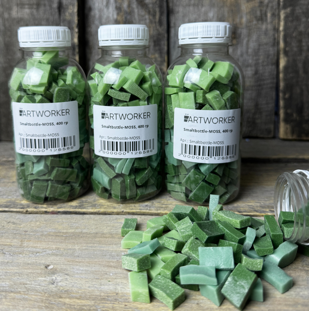 крупный план зелёной смальты в бутылке Smaltbottle-MOSS | ArtWorker