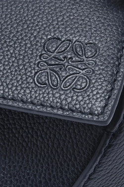 Loewe Маленькая сумка Puzzle Edge из мягкой зернистой телячьей кожи, темно-синий