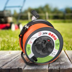 Удлинитель силовой ЭРА RMx-4es-3x2.5-30m-IP44 на металлической катушке с заземлением и выключателем 4 розетки 30м ПВС | Электротовары