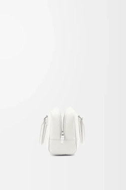 Loewe Сумка Amazona 23 из мягкой зернистой телячьей кожи, экрю