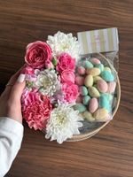 Цветочная композиция в коробке+ миндаль в белой шоколадной глазури
