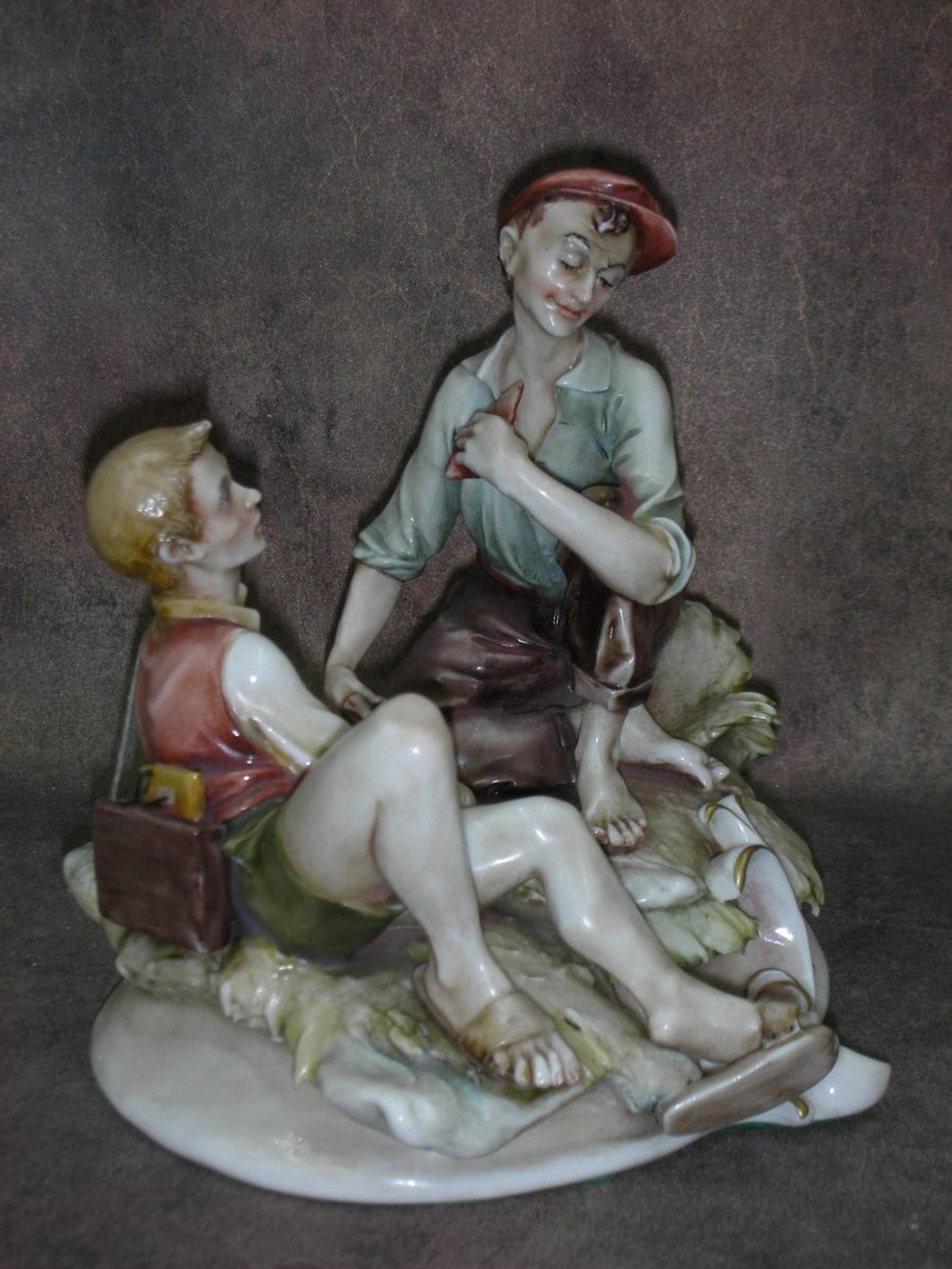 Статуэтка. Фарфор. Мальчики играют в карты. Capodimonte. Италия