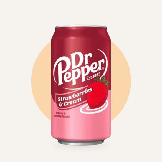 Газированный напиток Dr Pepper Strawberries & Cream со вкусом клубники со сливка — банка на фирменном фоне OH MY GEEK