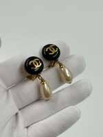 Клипсы с «жемчужными» подвесками Chanel