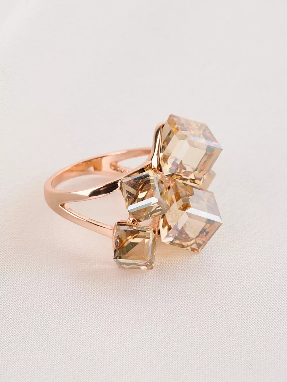 Кольцо коктейльное Мираж с кубиками Swarovski цвета шампань