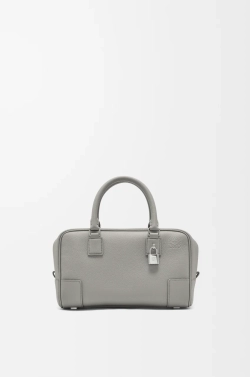 Loewe Сумка Amazona 23 из мягкой зернистой телячьей кожи, жемчужно-серый