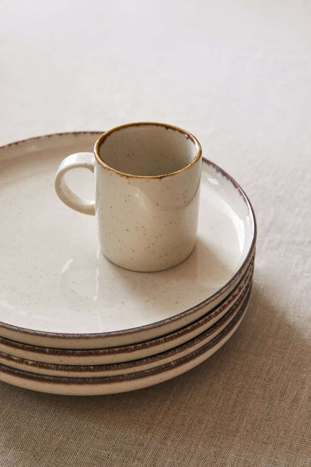 ZARA HOME ФАРФОРОВАЯ КРУЖКА С ОБОДКОМ ПОД СТАРИНУ, СВЕТЛО-БЕЖЕВЫЙ