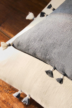 ZARA HOME ЧЕХОЛ ДЛЯ ДЕКОРАТИВНОЙ ПОДУШКИ С КИСТОЧКАМИ, СИНИЙ
