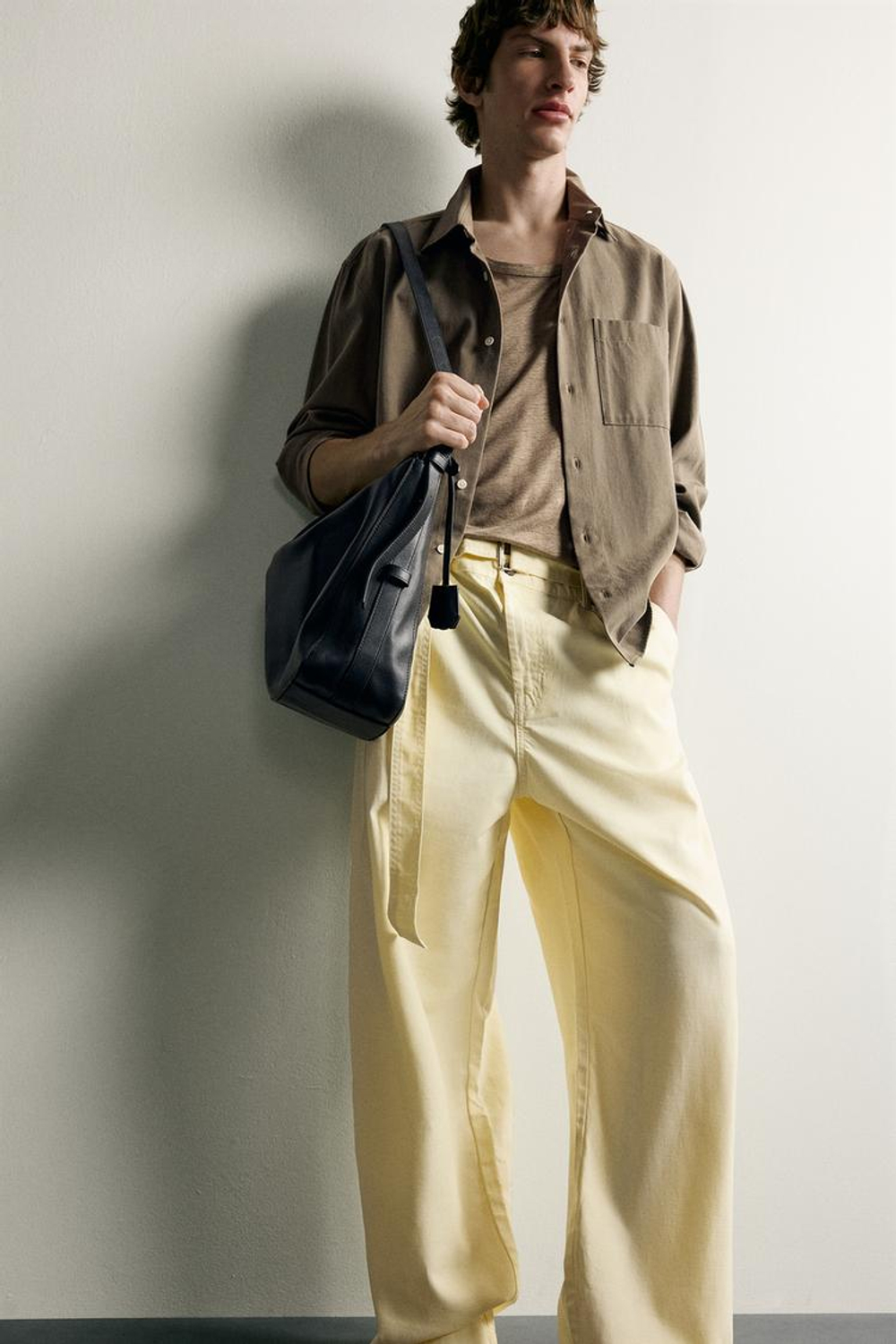 ZARA БРЮКИ RELAXED FIT СО СКЛАДКАМИ И РЕМНЕМ, СВЕТЛО-ЖЕЛТЫЙ