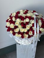 Цветочная корзина из одноголовых роз