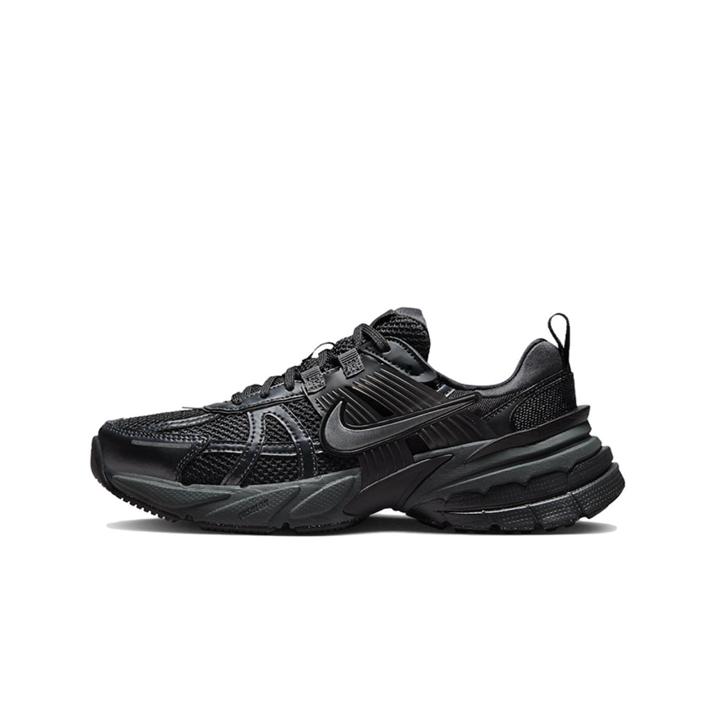 alt="Nike V2K Run WMNS Black FD0736-001 женские кроссовки черного цвета с серебристыми акцентами вид сбоку на белом фоне"