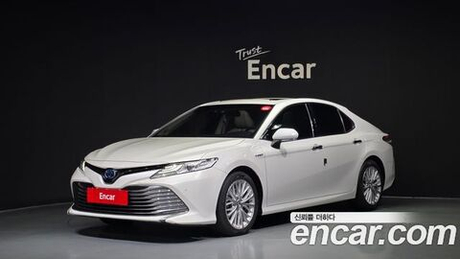 Toyota Camry 2.5 XLE Hybrid — 2019