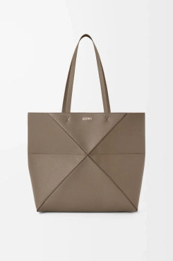 Loewe Средняя сумка-тоут Puzzle Fold из мягкой зернистой телячьей кожи, серо-коричневый
